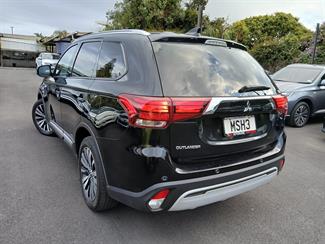 2020 Mitsubishi outlander - Thumbnail