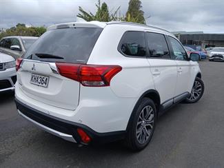 2017 Mitsubishi Outlander - Thumbnail