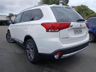 2017 Mitsubishi Outlander - Thumbnail