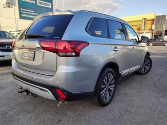 2020 Mitsubishi Outlander - Thumbnail