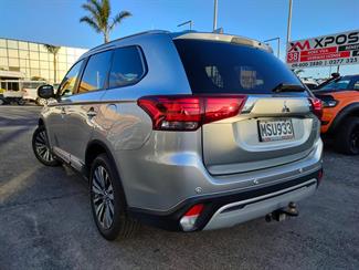 2020 Mitsubishi Outlander - Thumbnail